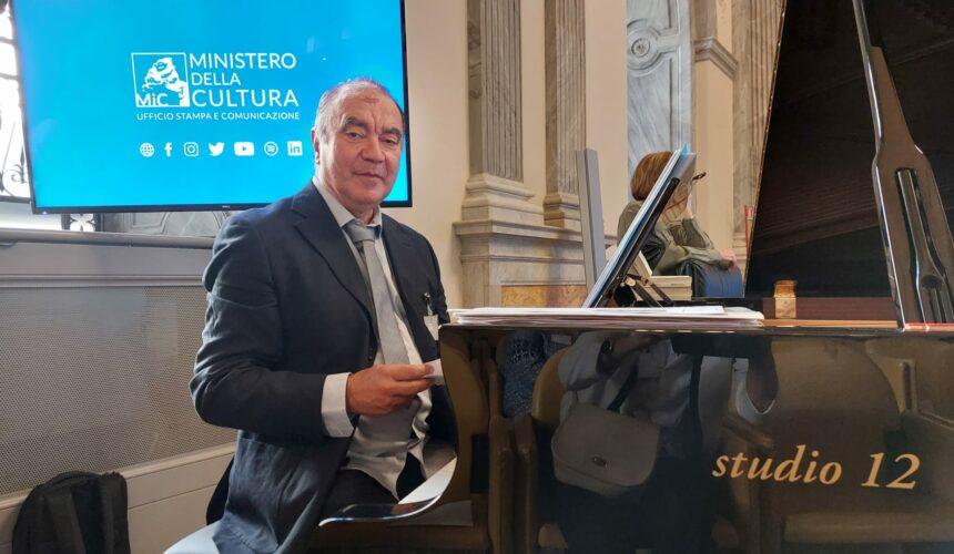 La conferenza al pianoforte del giornalista e musicologo Stefano Ragni a ingresso gratuito La conferenza al pianoforte del giornalista e musicologo Stefano Ragni a ingresso gratuito