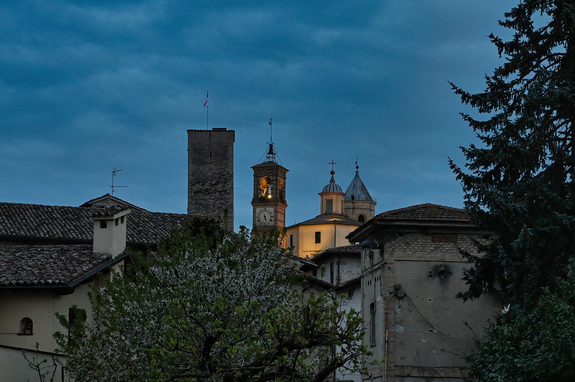 La cattedrale dei Santi Florido e Amanzio a Città di Castello con il campanile cilindrico