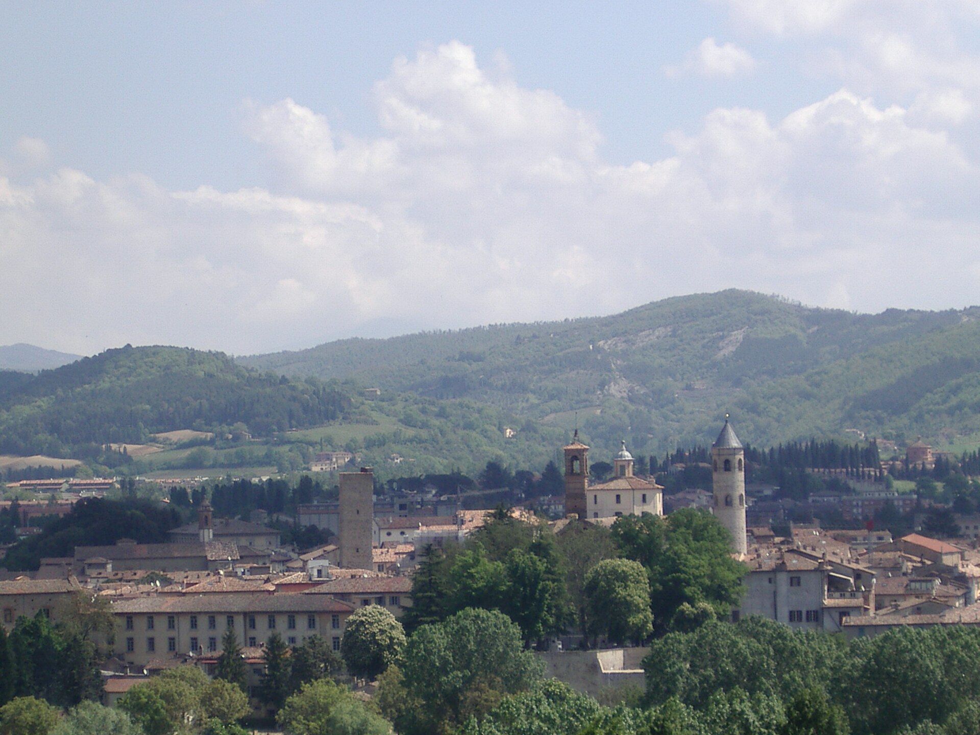 Panorama di Città di Castello con il campanile cilindrico e le colline dell'Alta Valle del Tevere