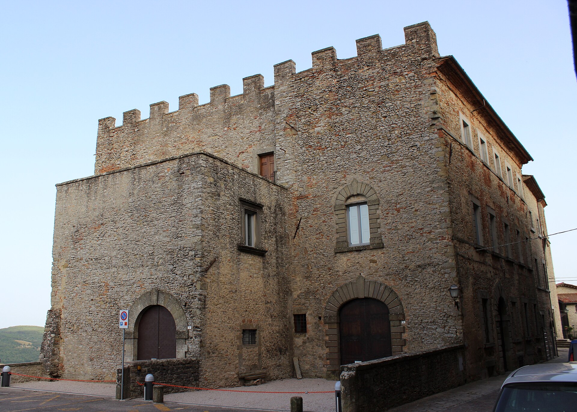 L'edificio merlato in pietra nel borgo di Monte Santa Maria Tiberina