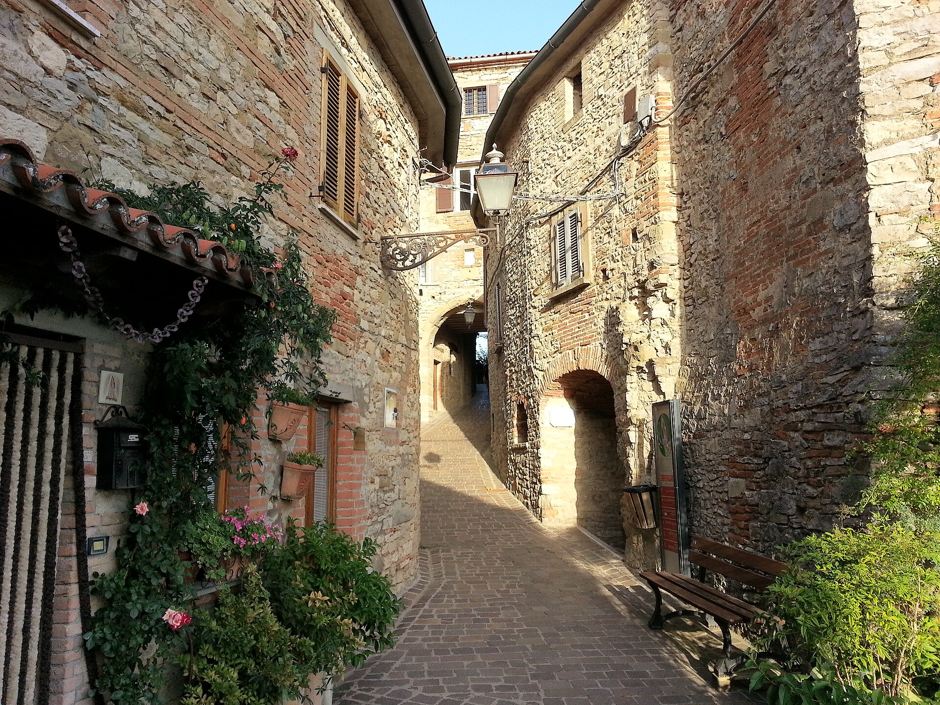 Un vicolo in pietra di Monte Santa Maria Tiberina che sale verso la porta del borgo