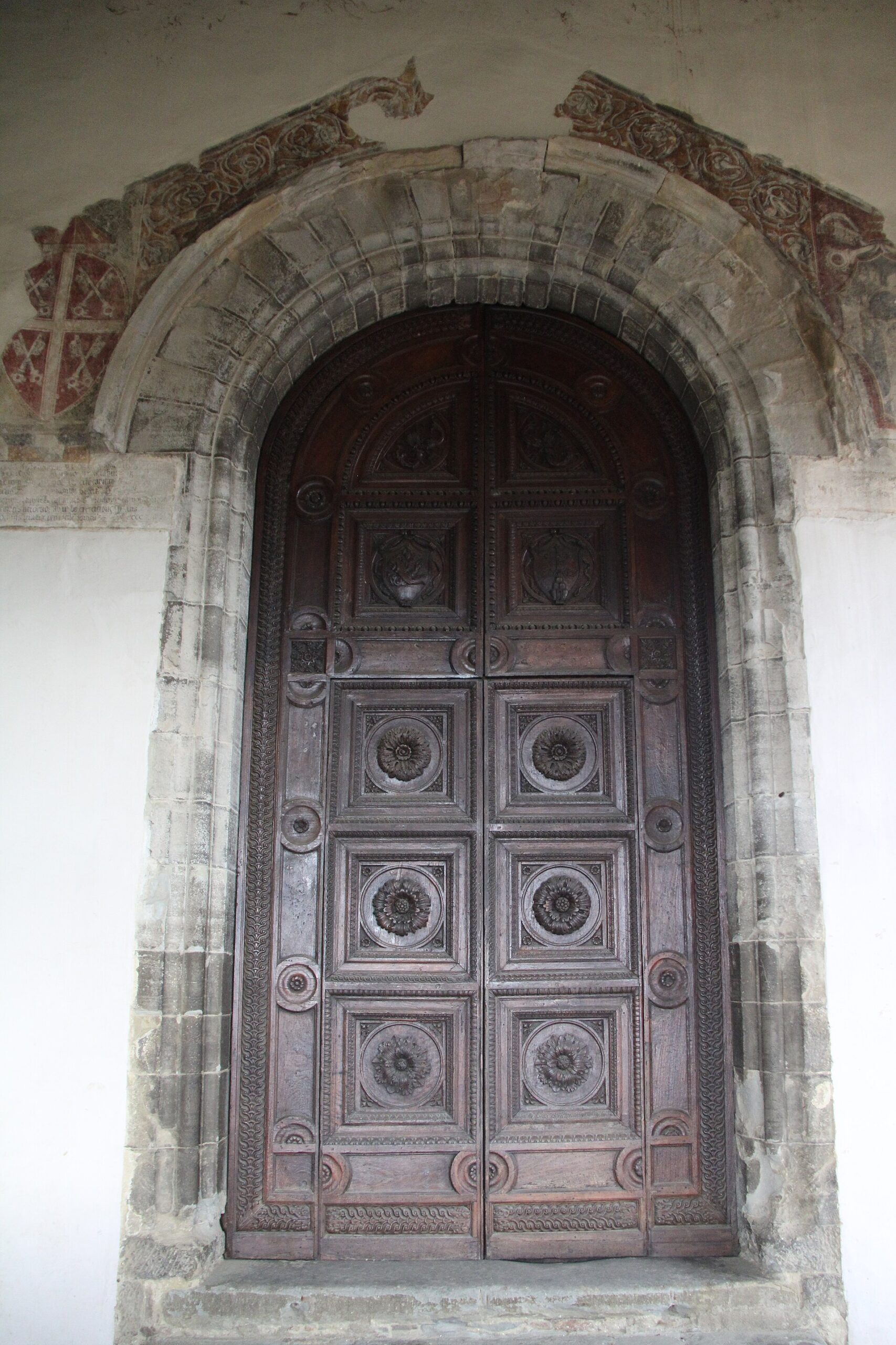 Il portale in legno della chiesa di San Francesco a Montone