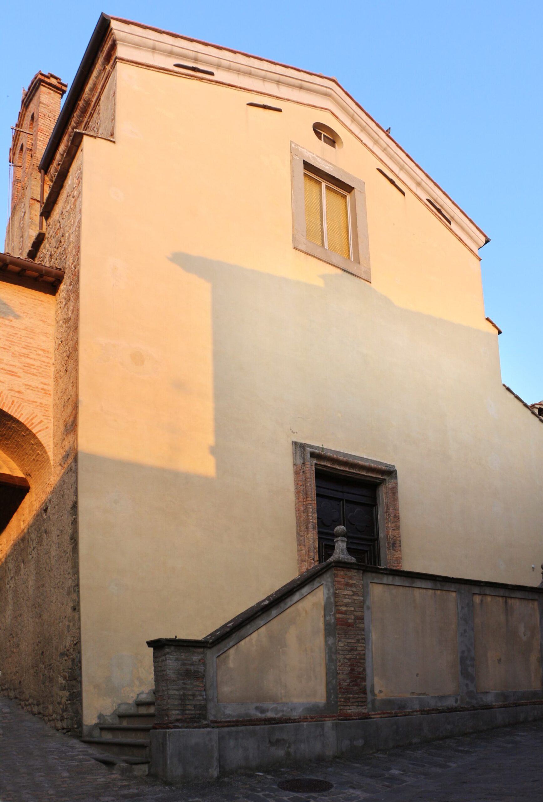 La facciata della Collegiata di Santa Maria e San Gregorio Magno a Montone