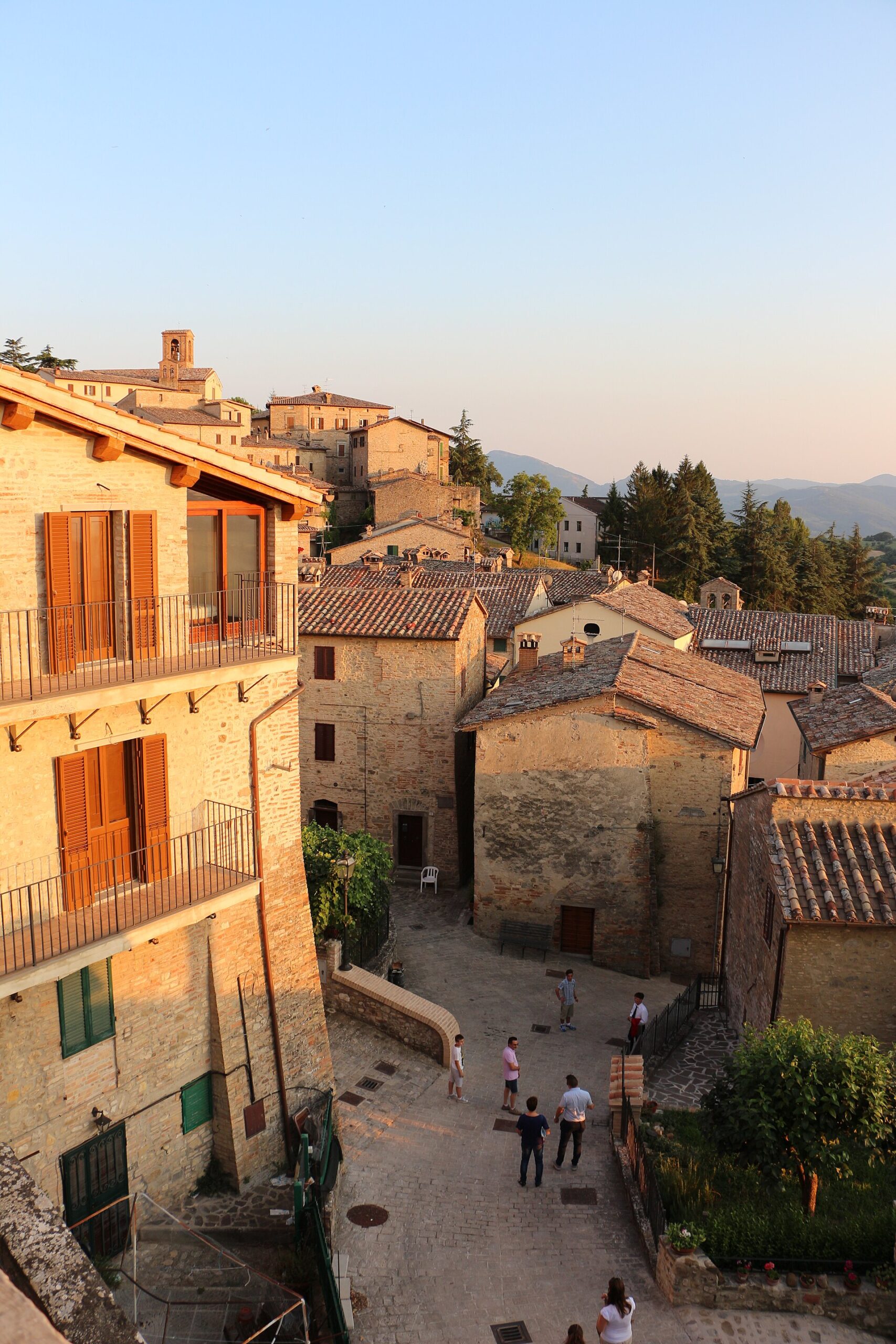 Montone: cosa vedere. Il borgo di Braccio Fortebracci, la chiesa di San Francesco e la Sacra Spina