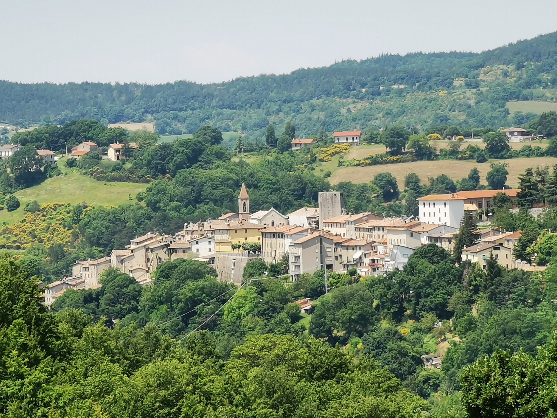 Veduta del borgo di Pietralunga fra le colline