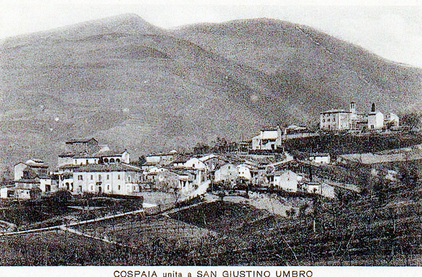 Cospaia in una vecchia cartolina in bianco e nero, con la didascalia «Cospaia unita a San Giustino Umbro»