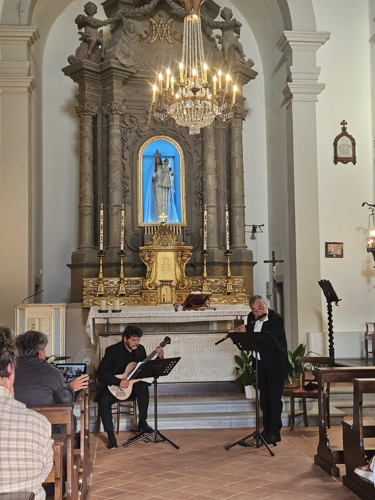 Salvatore Lombardi al flauto e Piero Viti alla chitarra davanti all'altare della chiesa di Santa Maria Assunta, Festival delle Nazioni 2026